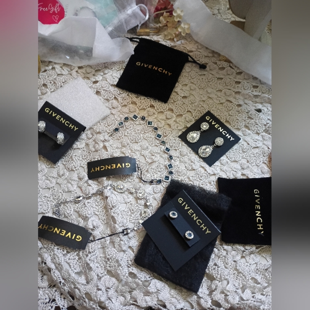 Givenchy Sparkling Accessory Collection - Picture 10 of 11